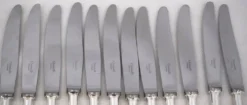 Christofle modèle Baguette, 12 couteaux de table en métal argenté, en parfait état.