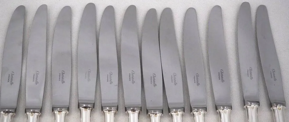 Christofle modèle Baguette, 12 couteaux de table en métal argenté, en parfait état.