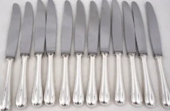 Christofle modèle Baguette, 12 couteaux de table en métal argenté, en parfait état.