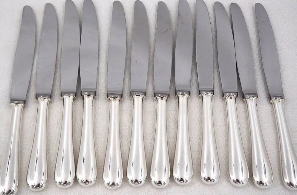 Christofle modèle Baguette, 12 couteaux de table en métal argenté, en parfait état.