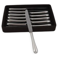 Christofle modèle Baguette, 12 couteaux de table en métal argenté, en parfait état.