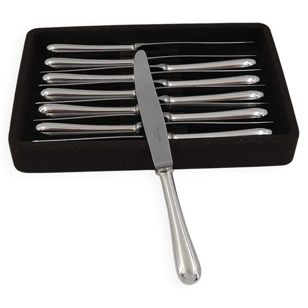 Christofle modèle Baguette, 12 couteaux de table en métal argenté, en parfait état.