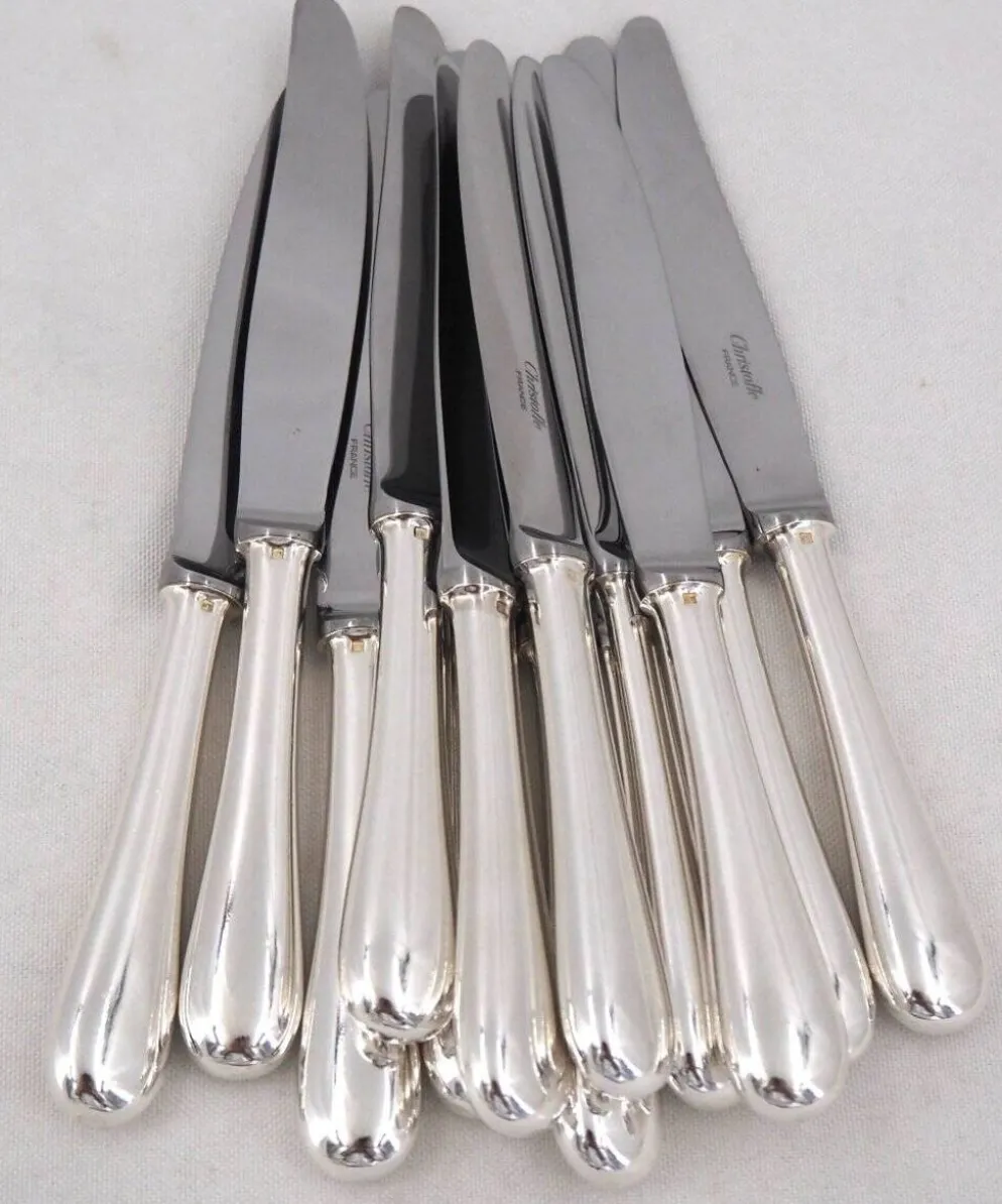 Christofle modèle Baguette, 12 couteaux de table en métal argenté, en parfait état.
