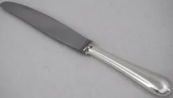 Christofle modèle Baguette, 12 couteaux de table en métal argenté, en parfait état.