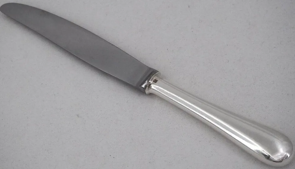 Christofle modèle Baguette, 12 couteaux de table en métal argenté, en parfait état.