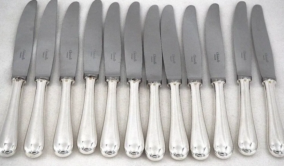 Christofle modèle Baguette, 12 couteaux de table en métal argenté, en parfait état.