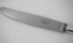 Christofle modèle Baguette, 12 couteaux de table en métal argenté, en parfait état.
