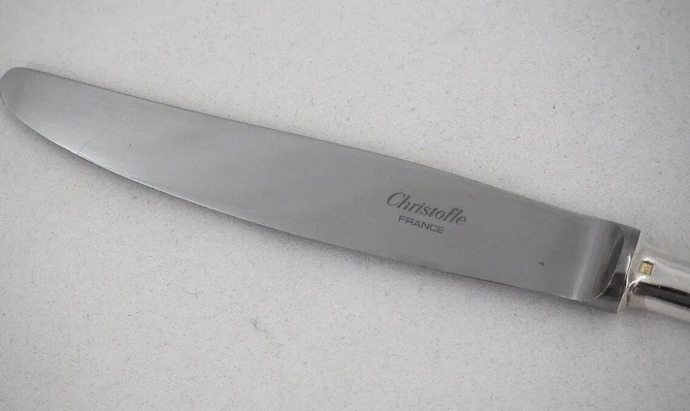 Christofle modèle Baguette, 12 couteaux de table en métal argenté, en parfait état.