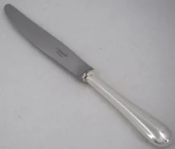 Christofle modèle Baguette, 12 couteaux de table en métal argenté, en parfait état.