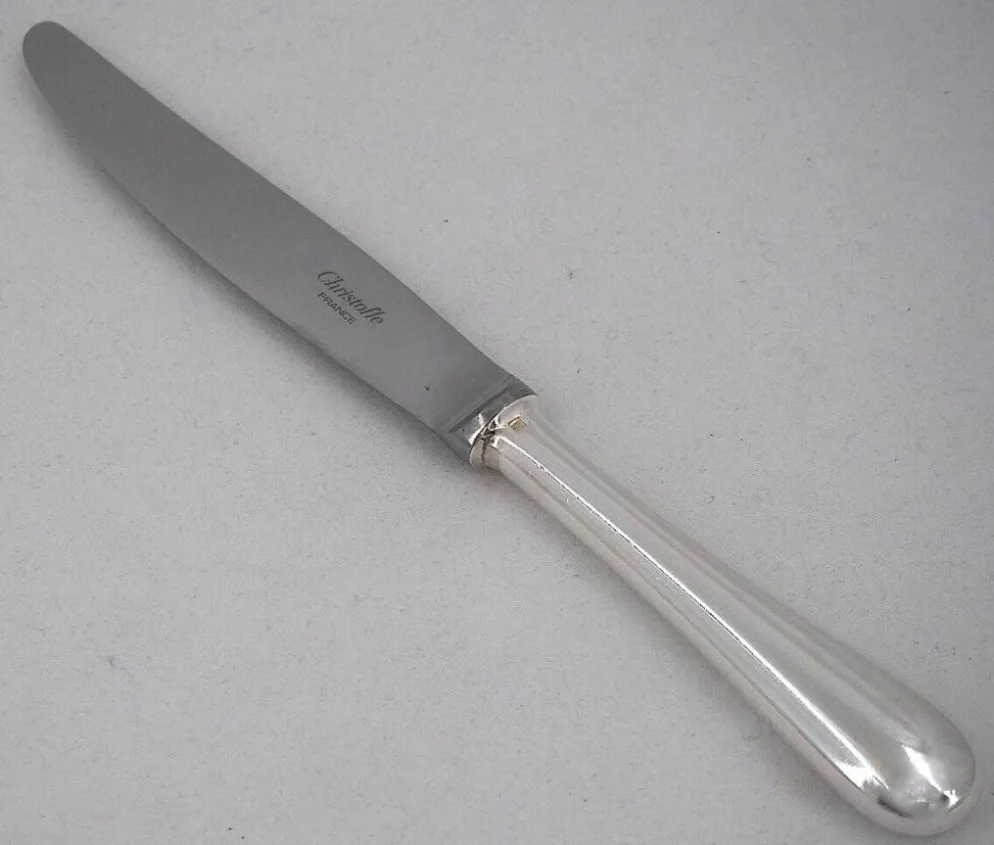 Christofle modèle Baguette, 12 couteaux de table en métal argenté, en parfait état.
