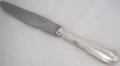 Christofle modèle Chinon, 10 couteaux de table, dont 9 intacts sous blisters scellés.