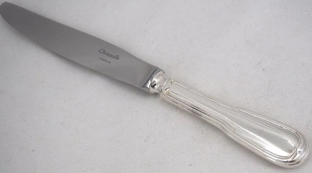 Christofle modèle Chinon, 10 couteaux de table, dont 9 intacts sous blisters scellés.
