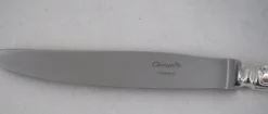Christofle modèle Chinon, 10 couteaux de table, dont 9 intacts sous blisters scellés.