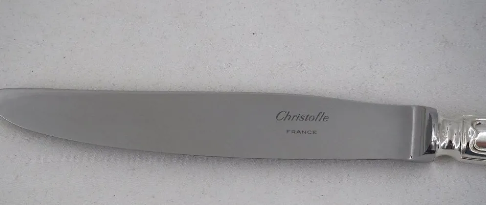 Christofle modèle Chinon, 10 couteaux de table, dont 9 intacts sous blisters scellés.