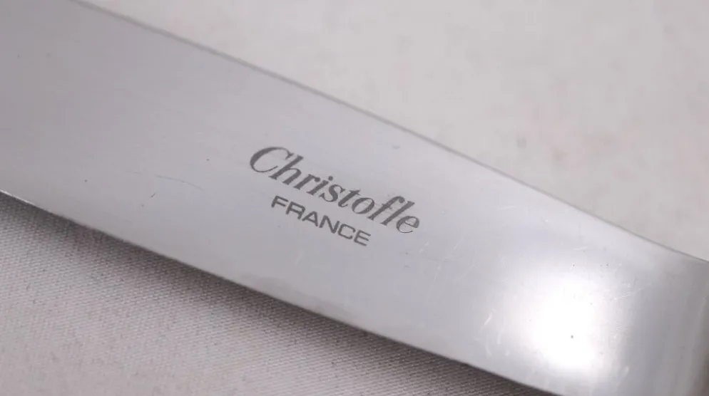 Christofle modèle Chinon, 10 couteaux de table, dont 9 intacts sous blisters scellés.