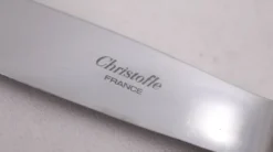 Christofle modèle Chinon, 10 couteaux de table, dont 9 intacts sous blisters scellés.