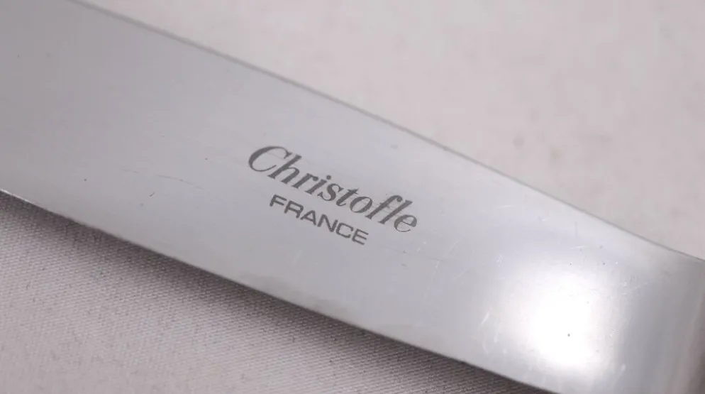Christofle modèle Chinon, 10 couteaux de table, dont 9 intacts sous blisters scellés.