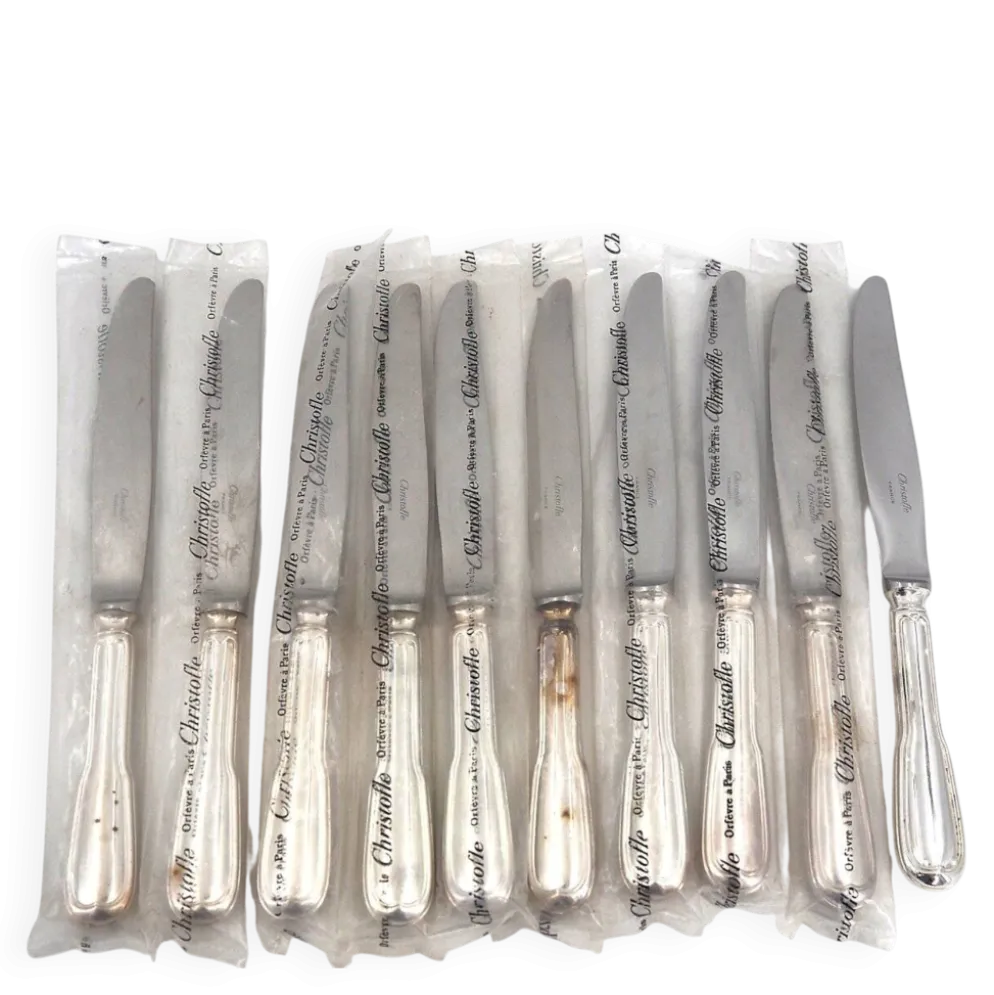 Christofle modèle Chinon, 10 couteaux de table, dont 9 intacts sous blisters scellés.