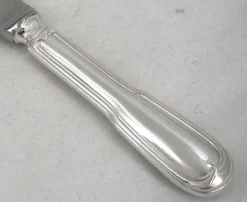 Christofle modèle Chinon, 10 couteaux de table, dont 9 intacts sous blisters scellés.
