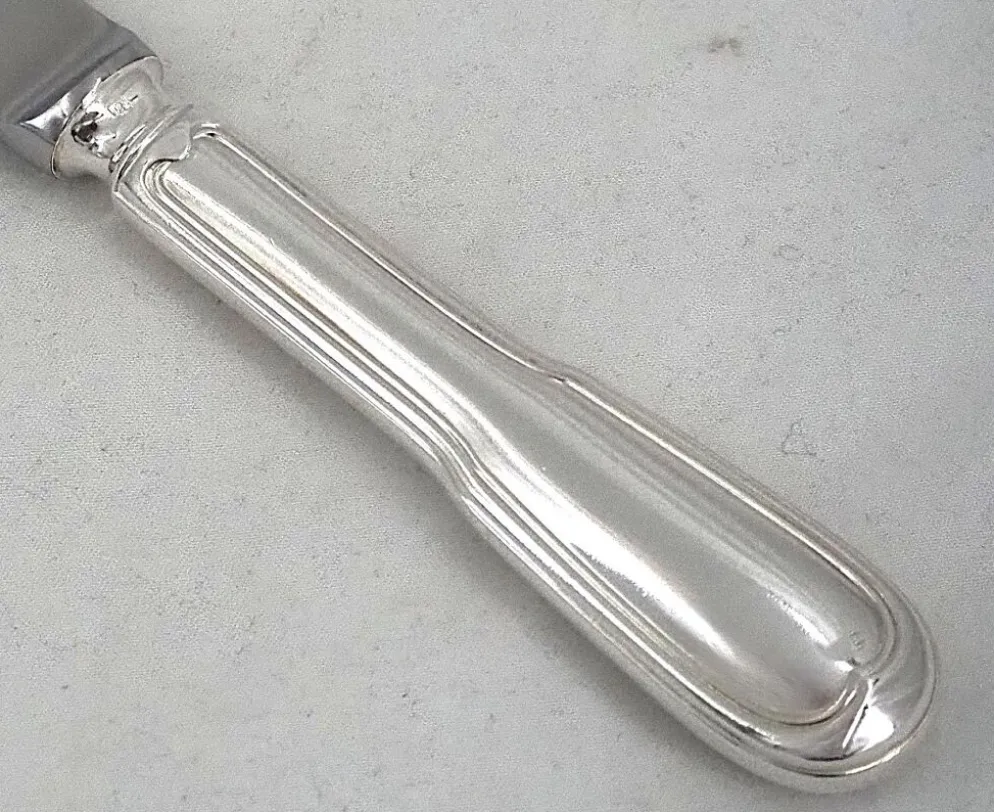 Christofle modèle Chinon, 10 couteaux de table, dont 9 intacts sous blisters scellés.