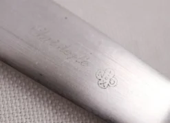 Christofle modèle Dax, 12 couteaux de table en métal argenté, très bon état