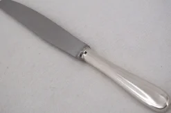 Christofle modèle Dax, 12 couteaux de table en métal argenté, très bon état