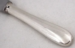 Christofle modèle Dax, 12 couteaux de table en métal argenté, très bon état