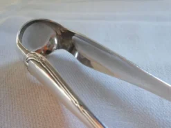 Christofle Pince à sucre en métal argenté modèle noeuds rubans croisés