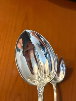 Christofle rubans clochettes ,couverts de service à salade très bel et