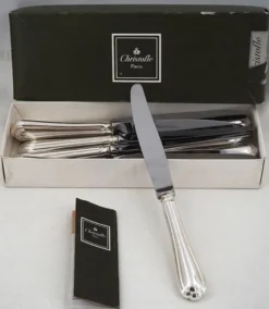 Christofle Spatours, 12 couteaux de table en métal argenté, en excellent état.