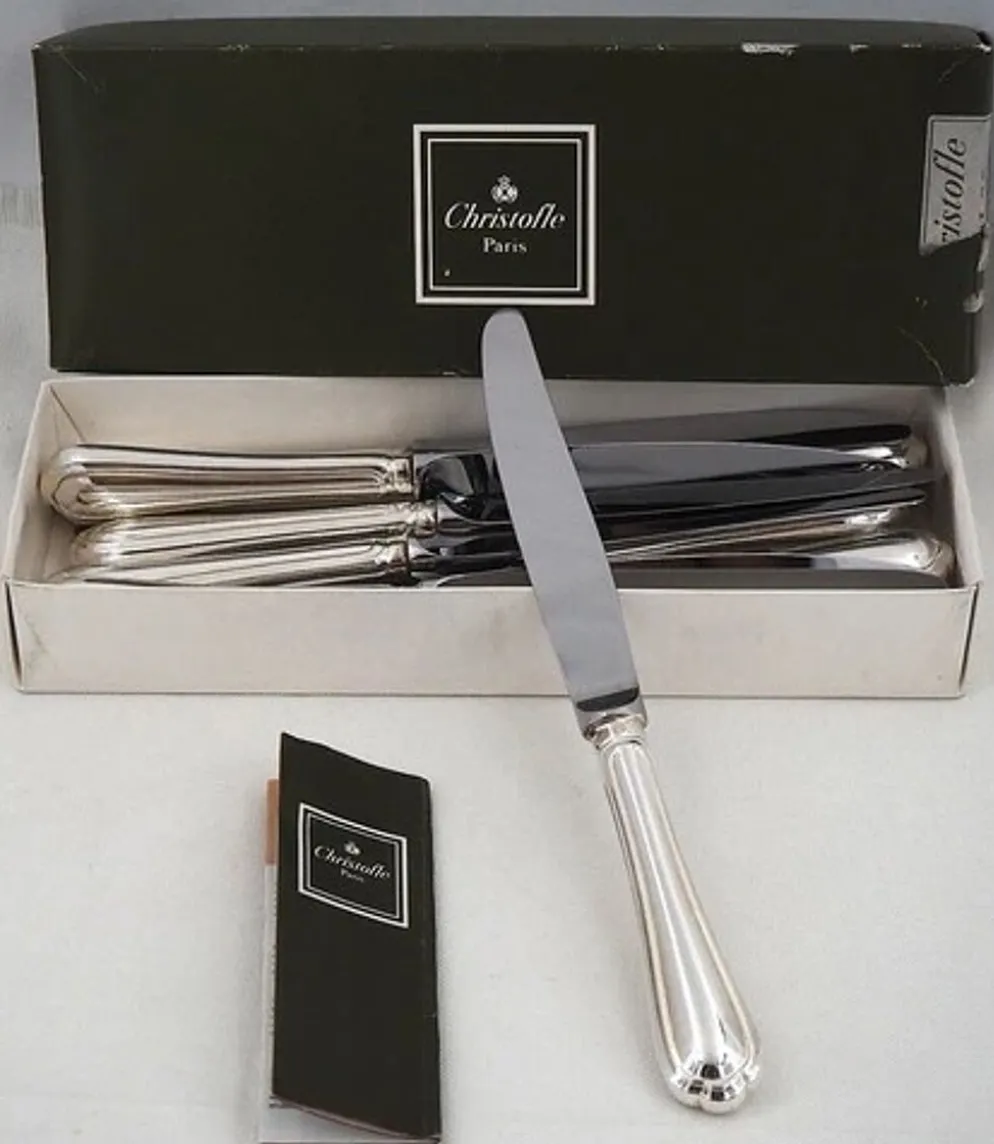 Christofle Spatours, 12 couteaux de table en métal argenté, en excellent état.