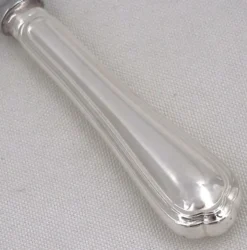Christofle Spatours, 12 couteaux de table en métal argenté, en excellent état.