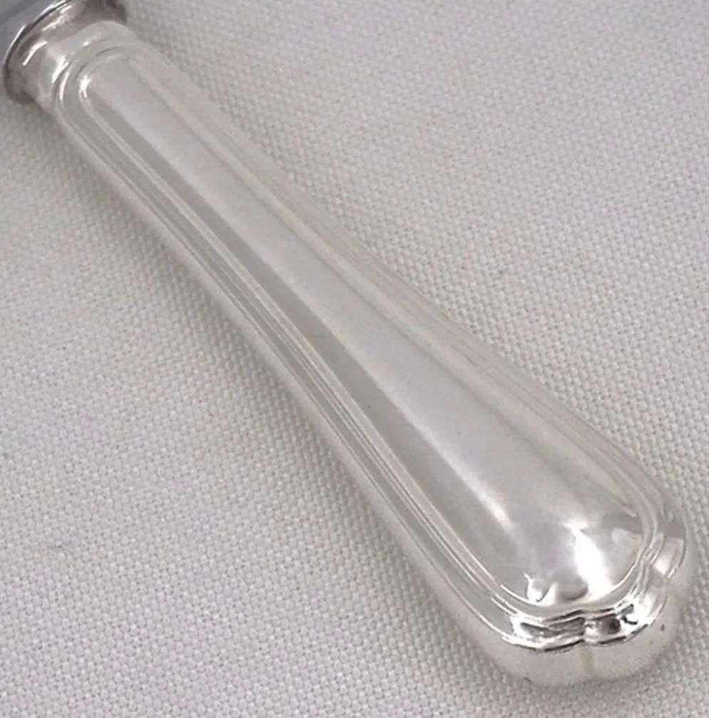 Christofle Spatours, 12 couteaux de table en métal argenté, en excellent état.