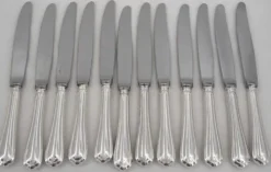 Christofle Spatours, 12 couteaux de table en métal argenté, en excellent état.