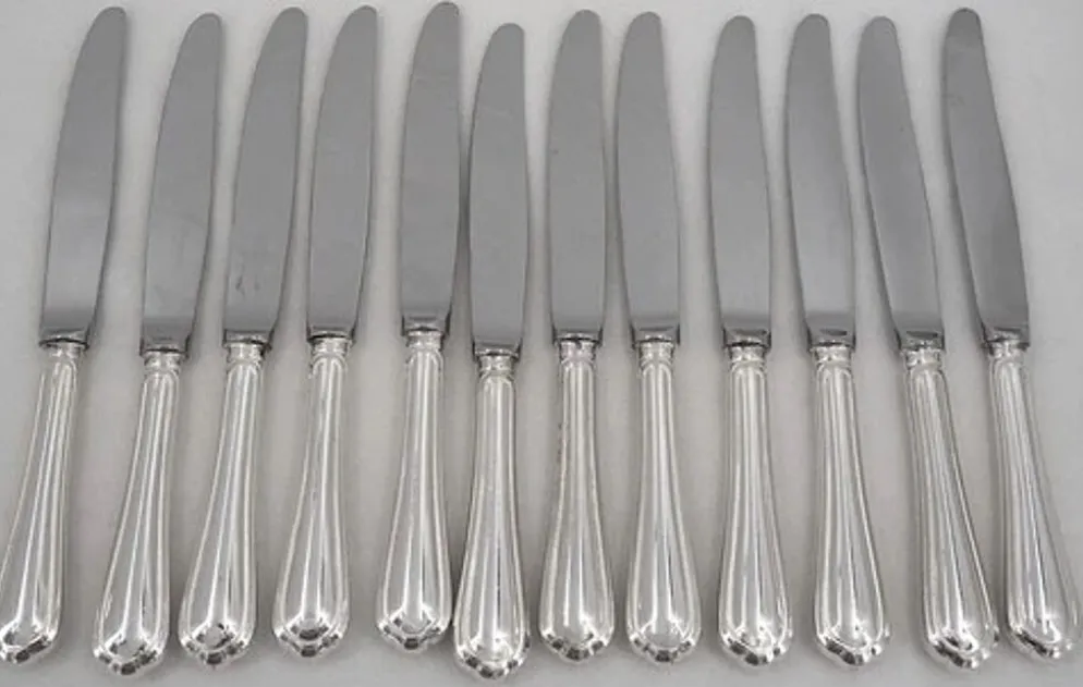 Christofle Spatours, 12 couteaux de table en métal argenté, en excellent état.