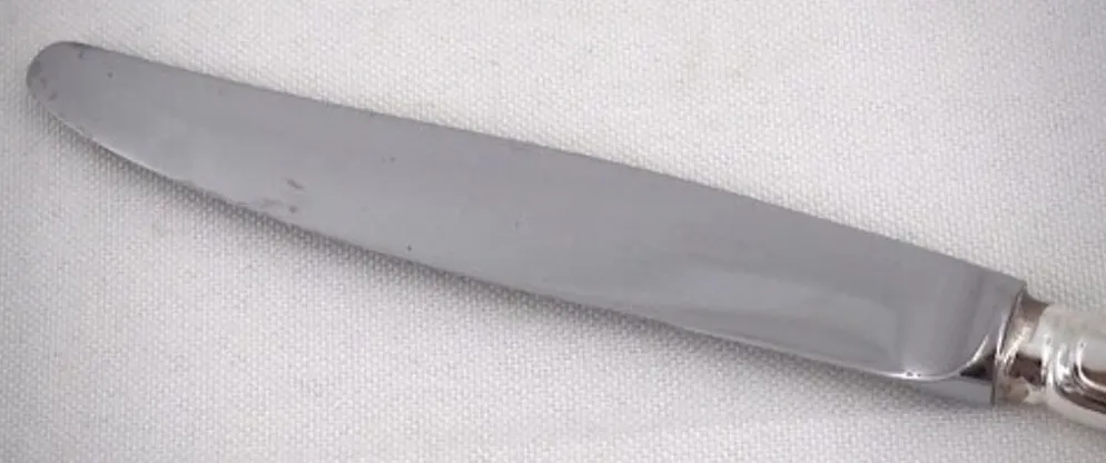 Christofle Spatours, 12 couteaux de table en métal argenté, en excellent état.
