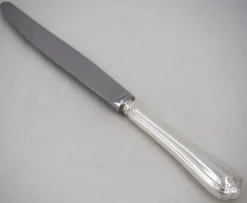 Christofle Spatours, 12 couteaux de table en métal argenté, en excellent état.