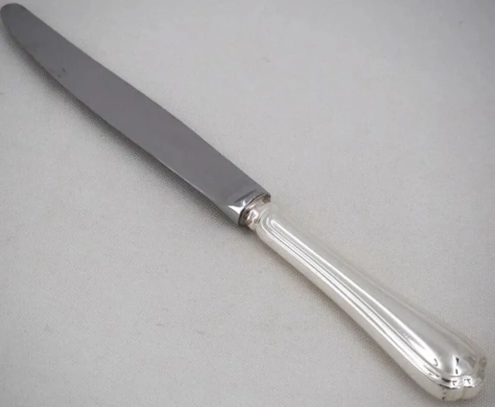 Christofle Spatours, 12 couteaux de table en métal argenté, en excellent état.