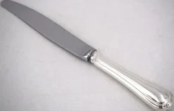 Christofle Spatours, 12 couteaux de table en métal argenté, en excellent état.