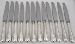 Christofle Spatours, 12 couteaux de table en métal argenté, en excellent état.