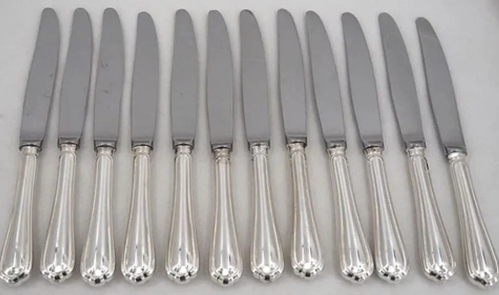 Christofle Spatours, 12 couteaux de table en métal argenté, en excellent état.