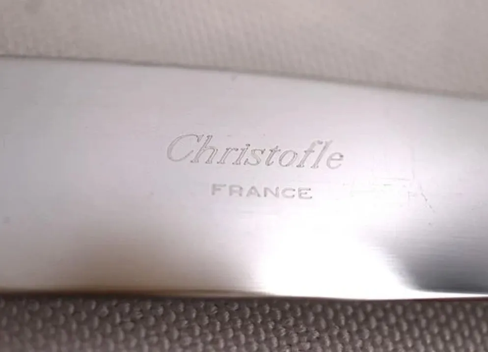 Christofle Spatours, 12 couteaux de table en métal argenté, en excellent état.