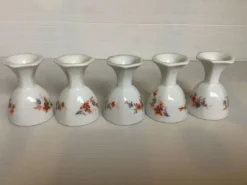 Cinq anciens coquetiers fleurs oranges et grises pied polygone