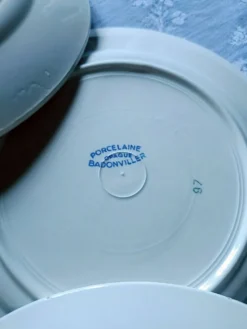Cinq assiettes porcelaine opaque Badonviller numérotées