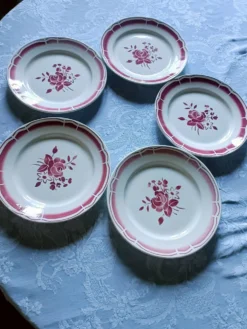 Cinq assiettes porcelaine opaque Badonviller numérotées