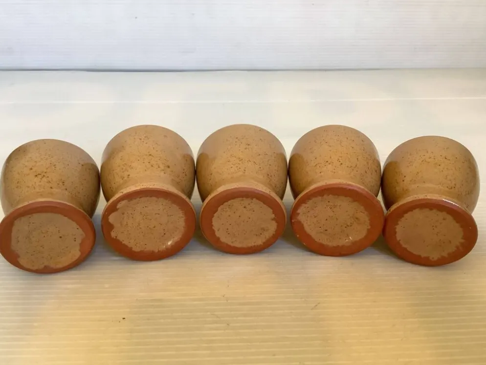 Cinq coquetiers en grès artisanal