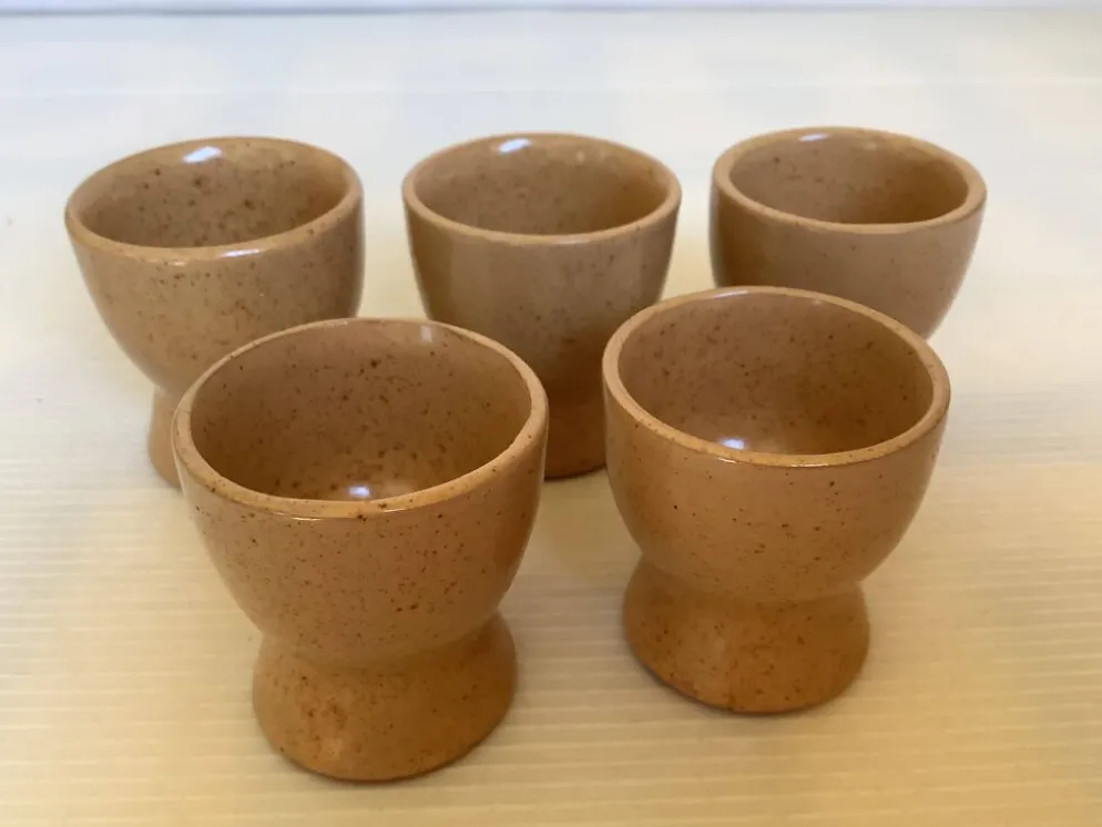 Cinq coquetiers en grès artisanal