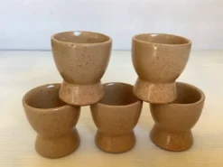 Cinq coquetiers en grès artisanal