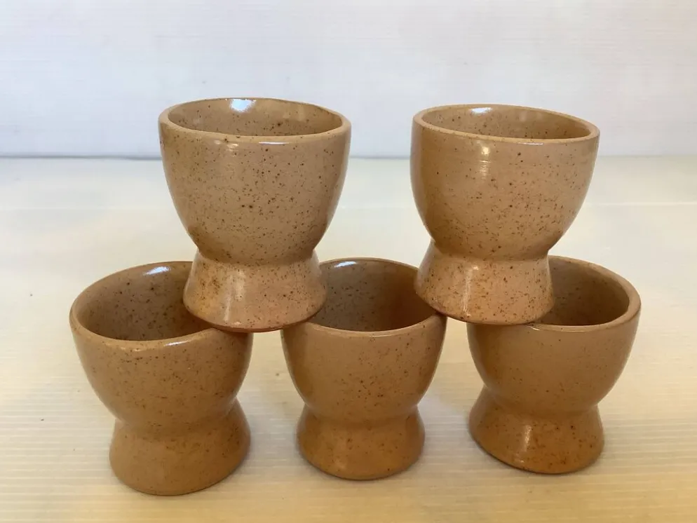 Cinq coquetiers en grès artisanal