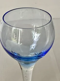 Cinq verres à liqueur colorés sur pied